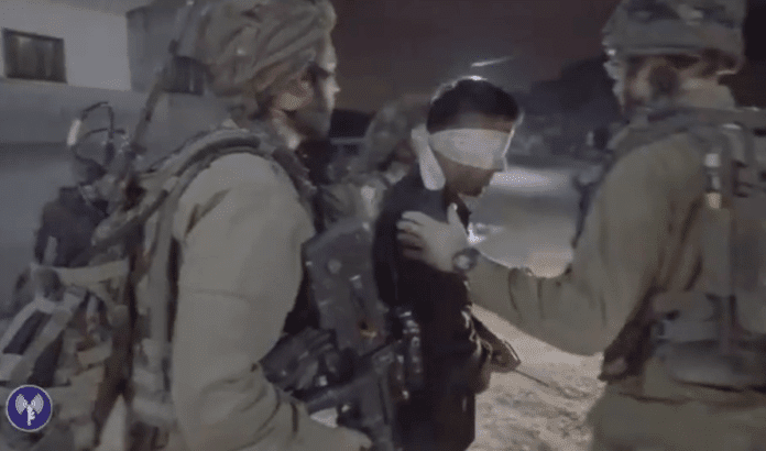 IDF-pågriper-musiker Mohammed al-Barghouti pågripes av israelske sikkerhetsstyrker på Vestbredden. (Foto: Skjermdump Youtube)