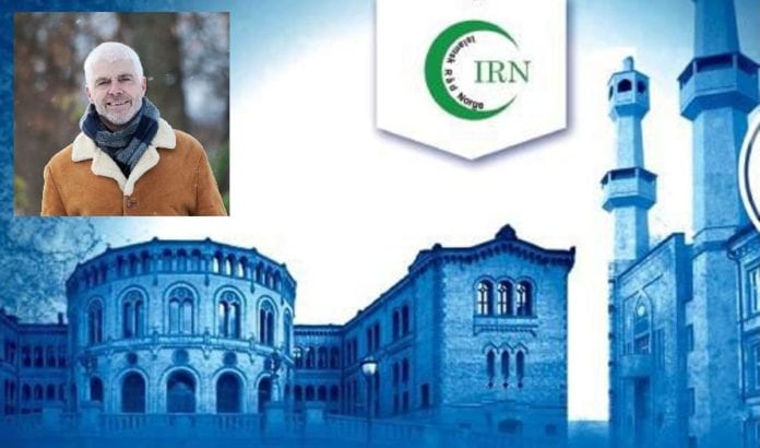 Islamsk Råd Norge inviterte til paneldebatten med dette konstruerte bildet der en islamsk minaret troner høyt over Stortinget. Innfelt Petter Eide fra SV. (Skjermdump fra Islamsk Råds Facebook-invitasjon/ Foto: SV) Islamsk Råd Norge inviterte til paneldebatten med dette konstruerte bildet der en islamsk minaret troner høyt over Stortinget. Innfelt Petter Eide fra SV. (Skjermdump fra Islamsk Råds Facebook-invitasjon/ Foto: SV)
