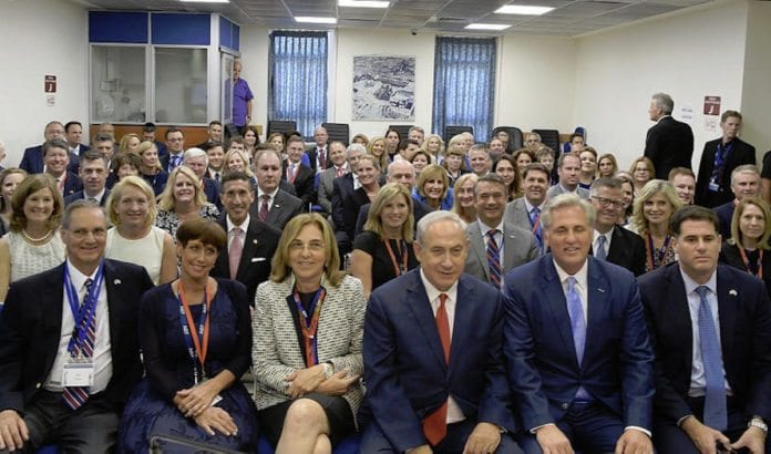 Netanyahu-med-kongressmedlemmer Benjamin Netanyahu møtte 33 medlemmer av den amerikanske kongressen i forrige uke. (Foto: Amos Ben Gershom/Flickr)