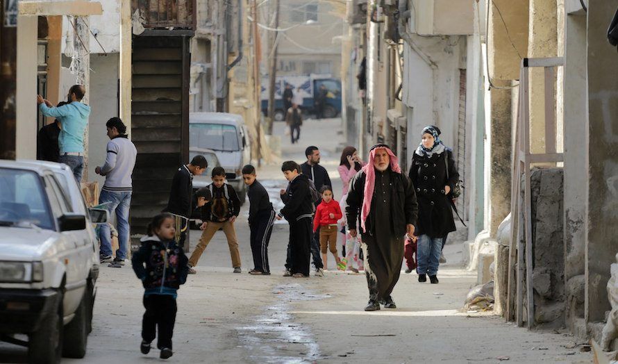 Unge og gamle i en leir for palestinske flyktninger i Jordan. (Foto: US Aid / Flickr)
