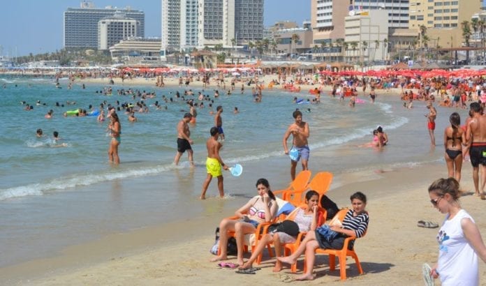 Strandliv i Tel Aviv. (Foto: Geir Knutsen, MIFF) I løpet av årets seks første måneder har 2,1 millioner turister besøkt Israel. Det er en kraftig økning fra i fjor.