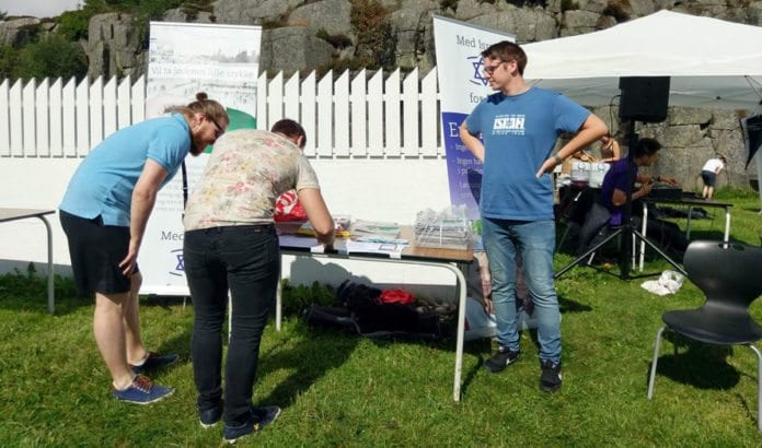 Kristoffer Vikan er fornøyd med å se to nye ungdommer melde seg inn i MIFF på stand hos Fremskrittspartiets Ungdom. (Foto: Kjetil Ravn Hansen, MIFF) Kristoffer Vikan er fornøyd med å se to nye ungdommer melde seg inn i MIFF på stand hos Fremskrittspartiets Ungdom. (Foto: Kjetil Ravn Hansen, MIFF)