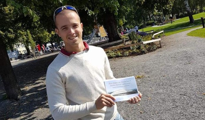 Daniel Bright i MIFF Hamar med flyeren som rettet opp mye av den falske informasjonen til Palestinakomiteen og Ship to Gaza. (Foto: Stian Wangelsten) Daniel Bright i MIFF Hamar med flyeren som rettet opp mye av den falske informasjonen til Palestinakomiteen og Ship to Gaza. (Foto: Stian Wangelsten)