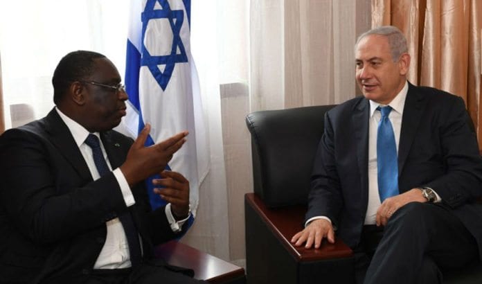Statsminister Benjamin Netanyahu sammen med Senegals president Macky Sall i samtale 4. juni 2017. (Foto: Kobi Gideon, GPO) Statsminister Benjamin Netanyahu sammen med Senegals president Macky Sall i samtale 4. juni 2017. (Foto: Kobi Gideon, GPO)