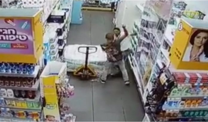 Overvåkningsbilder viser hvordan terroristen angrep butikkmedarbeideren og stakk ham gjentatte ganger med kniv. (Skjermdump fra overvåkningsvideo) Overvåkningsbilder viser hvordan terroristen angrep butikkmedarbeideren og stakk ham gjentatte ganger med kniv. (Skjermdump fra overvåkningsvideo)