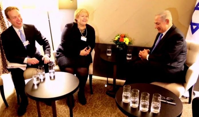 Utenriksminister Børge Brende og statsminister Erna Solberg møter Israels statsminister Benjamin Netanyahu i Davos i januar 2014. (Skjermdump fra NTB Scanpix film på Aftenposten.no) Utenriksminister Børge Brende og statsminister Erna Solberg møter Israels statsminister Benjamin Netanyahu i Davos i januar 2014. (Skjermdump fra NTB Scanpix film på Aftenposten.no)