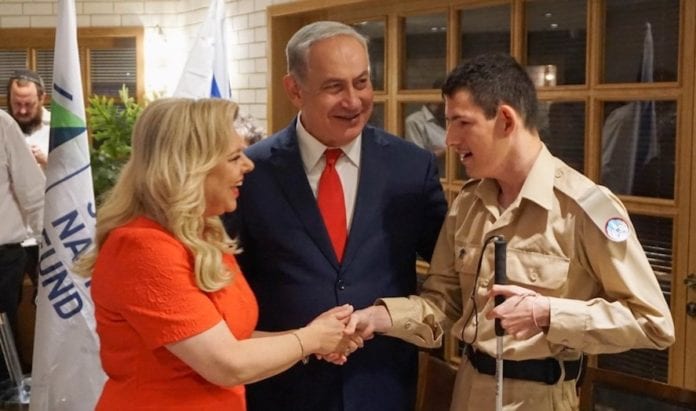 Blind-soldat Sara og Benjamin Netanyahu gratulerer Daniel Defur med å ha oppnådd drømmen. (Foto: Special in Uniform)