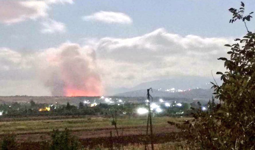 Det skal ha vært israelske jagerfly som bombet en våpenfabrikk nord i Syria. (Foto: Twitter)