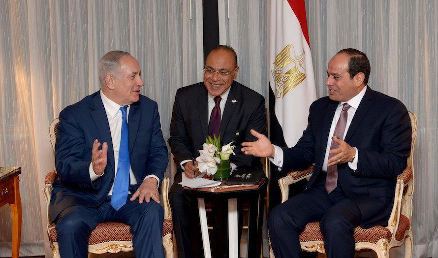 Benjamin Netanyahu møtte Abdel Fattah al-Sisi for første gang offentlig. I midten sitter tolken. (Foto: Avi Ohayun/Flickr)