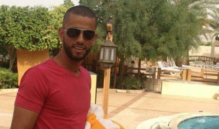 37 år gamle Nimr Mahmoud Ahmed Al-Jamal drepte tre sikkerhetsvakter ved inngangen til bosetningen hvor han jobbet. (Foto: Facebook) 37 år gamle Nimr Mahmoud Ahmed Al-Jamal drepte tre sikkerhetsvakter ved inngangen til bosetningen hvor han jobbet. (Foto: Facebook)