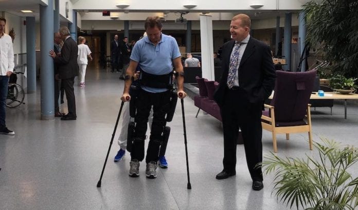 ReWalk Ryggmargsskadde Knut Ølstad tester ut ReWalk mens ambassadør Raphael Shutz følger med. (Foto: Den israelske ambassaden)