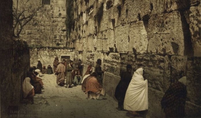 Vestmuren-historisk-bilde Menn og kvinner ved Vestmuren i Jerusalem. Bildet er tatt ved slutten av 1800-tallet. (Foto: Nasjonalbiblioteket)