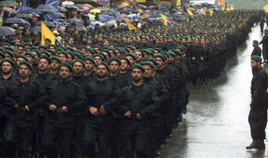 Hizbollah viser styrke under en parade. Terrorgruppen har titusenvis av soldater og over 100.000 raketter. (Foto: YouTube)