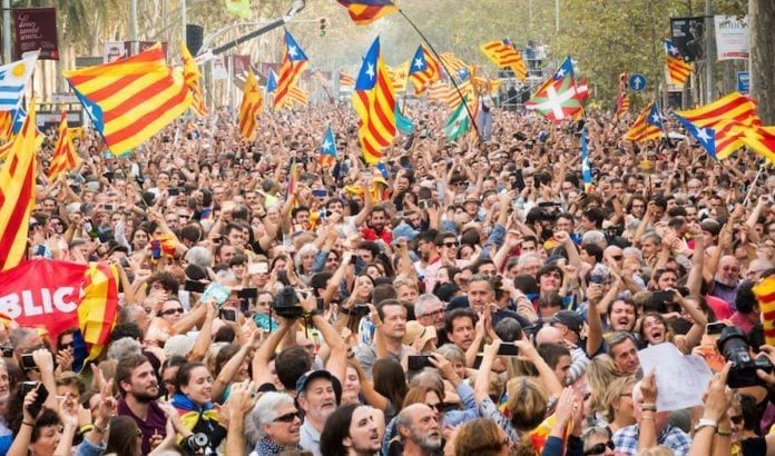 Catalonia Titusenvis av katalanerne feiret nylig at regionen erklærte uavhengighet fra Spania. (Foto: Jordi Ventura Plans/Flickr)
