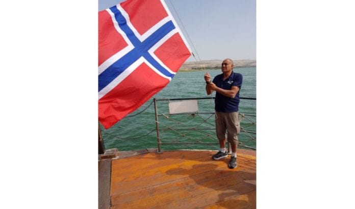 Første dag på turen: Tjue forventningsfulle nordmenn med båt utover Gennesaretsjøen. «Ja, vi elsker» – medan flagget går til topps. Første dag på turen: Tjue forventningsfulle nordmenn med båt utover Gennesaretsjøen. «Ja, vi elsker» – medan flagget går til topps.