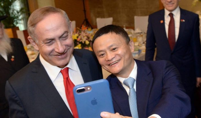jack-ma Grunnlegger av Alibaba, Jack Ma, tar en selfie med Israels statsminister Benjamin Netanyahu. (Foto: Him Tzach/Flickr)