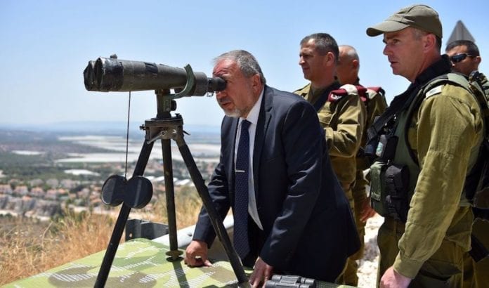 lieberman-ved-grensen Forsvarsminister Avigdor Lieberman ser utover Israels nordlige grense. (Foto: Forsvarsdepartementet)