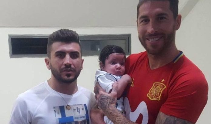 sergio-ramos Den spanske fotballstjernen Sergio Ramos møtte lille Ramos, som mistet faren sin i et terrorangrep i sommer. Til venstre hans onkel Hosam Sitawe. (Foto: Privat)