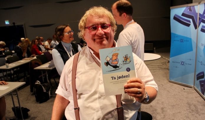 tuvia-tenenbom Den israelske forfatteren Tuvia Tenenbom med sin norske utgave av «Ta jøden!». (Foto: Bjarte Bjellås)