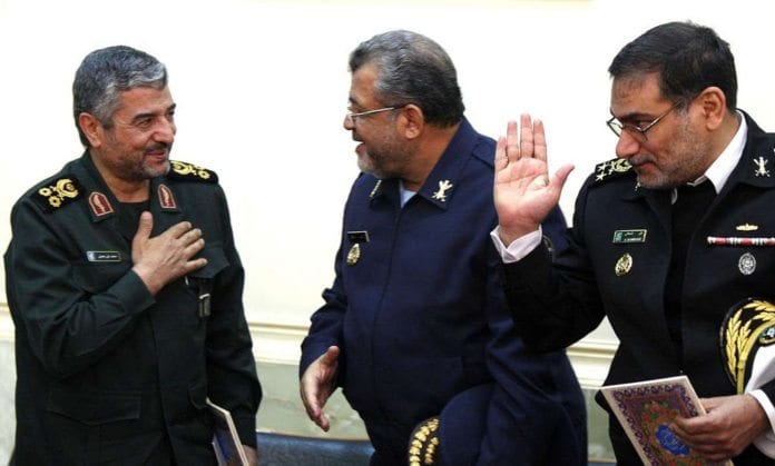 Ali Jafari Irans øverste militære leder, Ali Jafari (t.v.), sier Israel vil utslettes i en ny Midtøsten-krig. (Foto: Parmida Rahimi/Flickr)