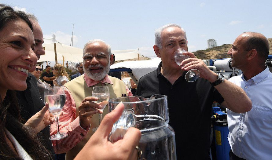 Israels statsminister Benjamin Netanyahu og Indias statsminister Narendra Modi drikker vann fra et av Israels avsaltningsanlegg. Men til tross for investeringer for flere titalls milliarder er det fortsatt mangel på ferskvann. (Foto: Kobi Gideon/Flickr)