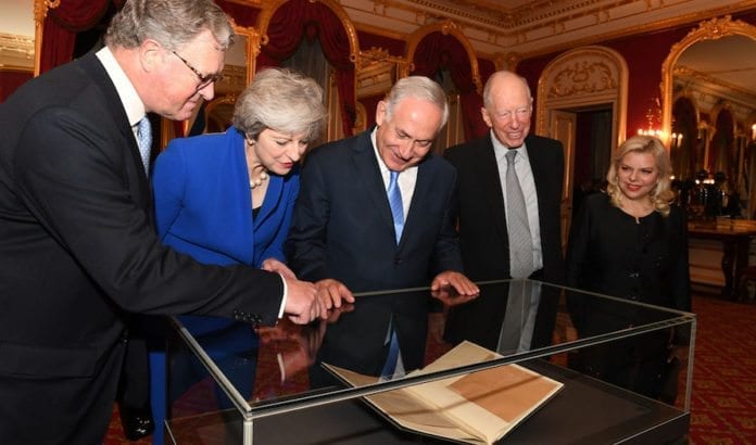 Balfour-erklæringen Theresa May og Benjamin Netanyahu studerer den orginale Balfour-erklæringen. Det gjør også Sara Netanyahu og etterkommere av Lord Balfour og Lord Rothschild. (Foto: Kobi Gideon/Flickr)
