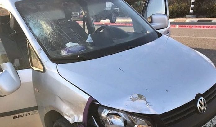 Bil etter terrorangrep En terrorist kjørte på en 70-åring og en 35-åring med denne bilen. Etterpå forsøkte han å angripe soldater med kniv. (Foto: IDF)