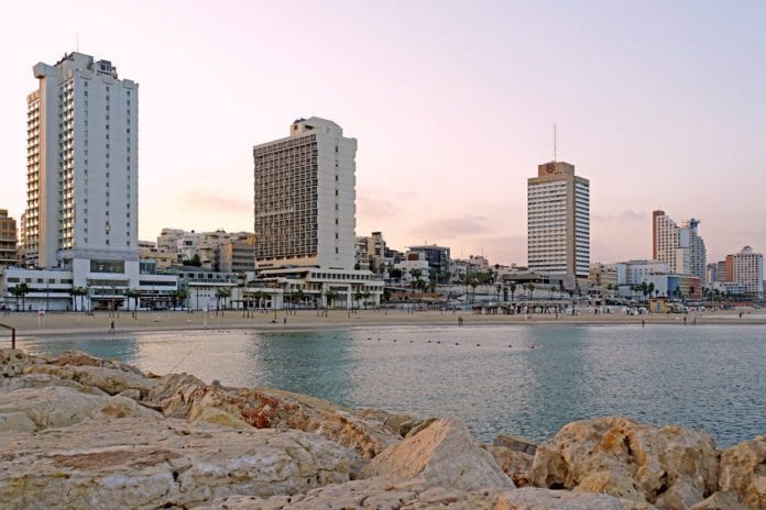 Hoteller Tel Aviv Turoperatører sliter med å finne nok ledige hotellrom i Israel. Her fra hotellene lands stranden i Tel Aviv. (Foto: Dennis Jarvis/Flickr)