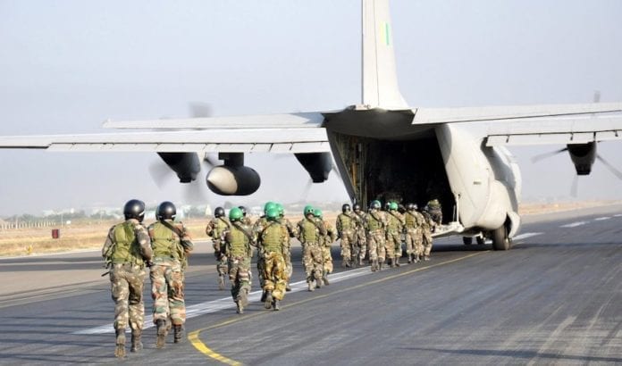 Indiske soldater Indiske kommandosoldater border et indisk C130J-fly på vei til militærøvelse i Israel. (Foto: Det indiske luftforsvaret)