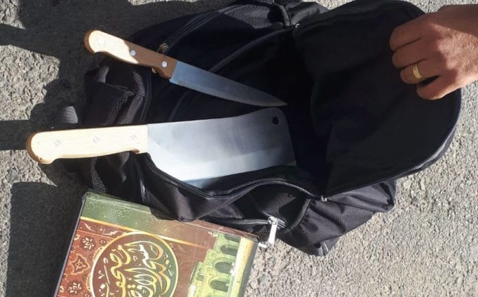 Kniv og koran En palestiner ble pågrepet utenfor en israelsk bosetning med kniv, kjøttøks og koranen i sekken. (Foto: Politiet)