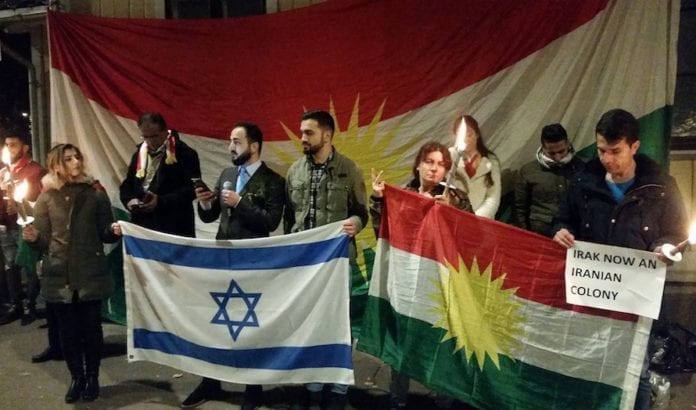 Kurdere i Oslo Kurdere i Norge takker Israel for støtten utenfor den israelske ambassaden i Oslo. (Foto: Komiteen for et selvstendig Kurdistan)