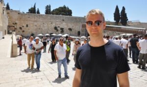 Lars Nordgaard foran Vestmuren i Jerusalem. (Foto: Kjetil Ravn Hansen)
