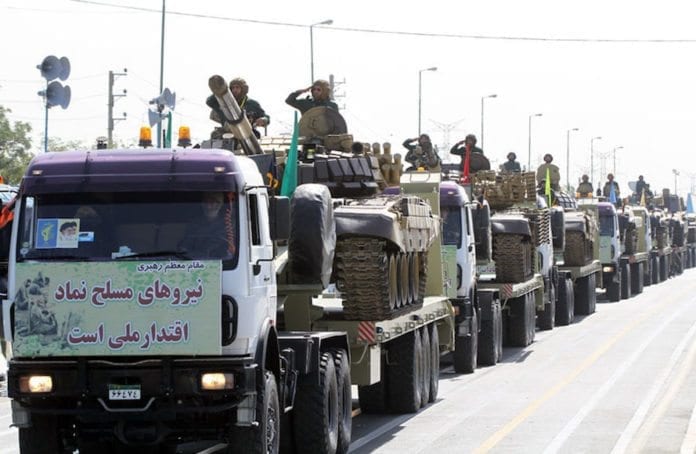20101112fire Den iranske revolusjonsgarden viser seg fram på en militærparade i Irans hovedstad Teheran. (Foto: Wikipedia)