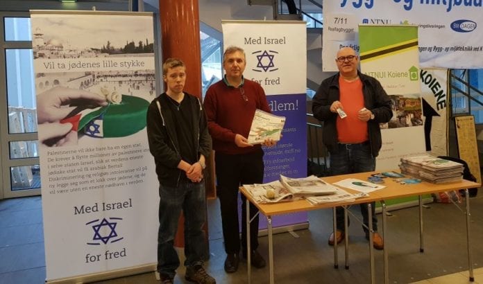 Robert Johnstad, Geir Knutsen og Knut Willy Johnsen bemannet MIFFs stand på NTNU onsdag 1. november. (Foto: MIFF)