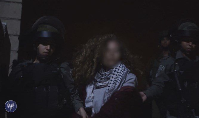 Her blir Ahed Tamimi pågrepet av sikkerhetsstyrker etter å ha slått og sparket på israelske soldater. (Foto: IDF) Ahed Tamimi blir pågrepet av sikkerhetsstyrker etter å ha slått og sparket på israelske soldater. (Foto: IDF)
