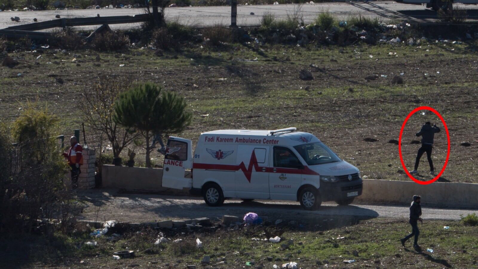 Palestinske steinkastere bruker ambulansen som skjold mens de kaster stein på israelske styrker. (Foto: IDF)