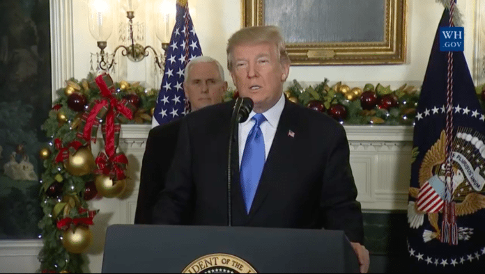 Donald Trump om Jerusalem Donald Trump anerkjenner Jerusalem som Israels hovedstad. I bakgrunnen visepresident Mike Pence. (Foto: Skjermdump)