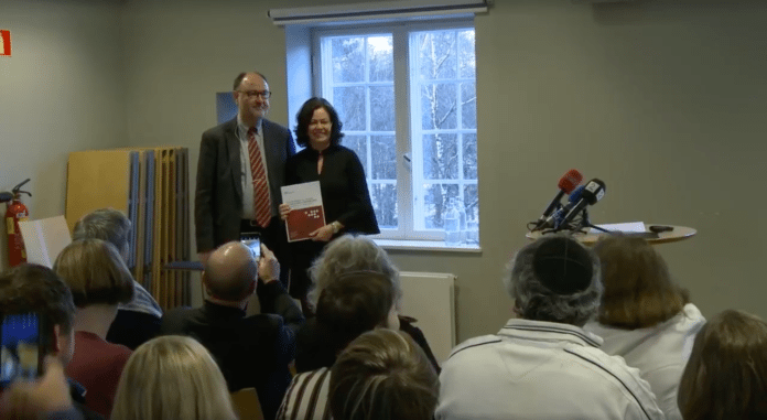 Horne får HL-rapporten Christhard Hoffmann overrekker rapporten fra HL-senteret til inkluderingsminister Solveig Horne. (Foto: Skjermdump)