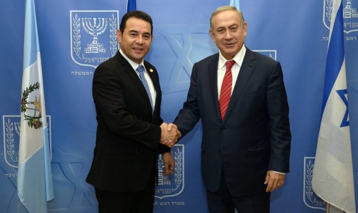 Jimmy Morales Presidenten i Guatemala, Jimmy Morales, i et møte med Benjamin Netanyahu i 2016. (Foto: Haim Zach/Flickr)