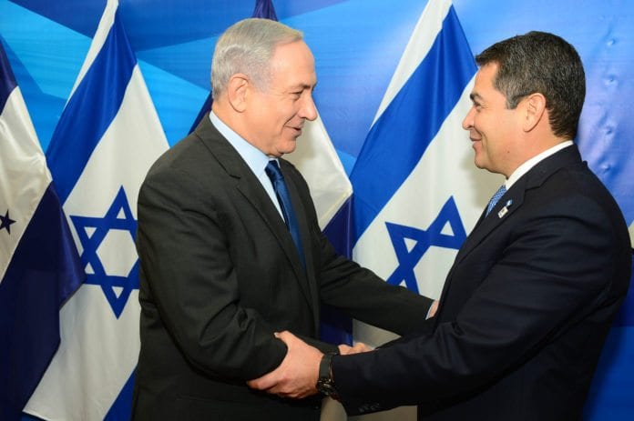 Juan Orlando Hernandez og Netanyahu Benjamin Netanyahu tar imot Honduras president Juan Orlando Hernandez i Jerusalem i 2015. (Foto: Kobi Gideon/Flickr)