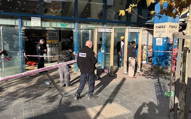 Knivstikking Jerusalem rutebilstasjon En sikkerhetsvakt ble knivstukket i hjertet ved sikkerhetskontrollen ved rutebilstasjonen i Jerusalem. (Foto: United Hatzalah)