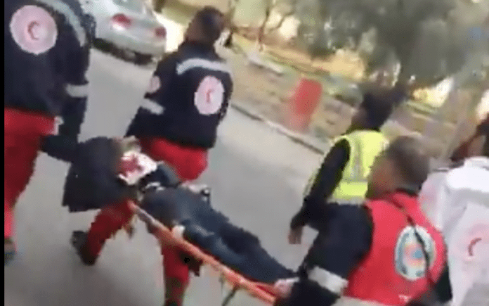 Palestiner med bombebelte Terroristen blir fraktet bort etter å ha blitt skutt av sikkerhetsstyrkene. Han har fortsatt bombebeltet på seg. (Foto: Twitter)