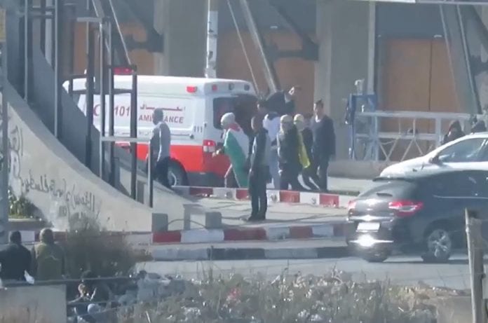 Palestinian-Rioters-Emerge-From-Ambulance-2 Palestinske demonstranter strømmer ut av en av Røde Halvmånes ambulanser. (Foto: Det israelske forsvaret)