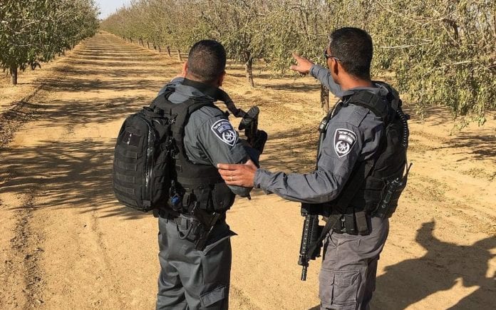 Politijakten Det pågår nå en storstilt politijakt etter terroristen som knivstakk og drepte en israelsk 19-åring i Arad. (Foto: Politiet)