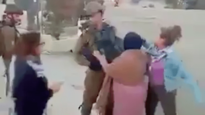 Slår soldat Her angriper de palestinske jentene de israelske soldatene med slag og spark. (Foto: Skjermdump video)