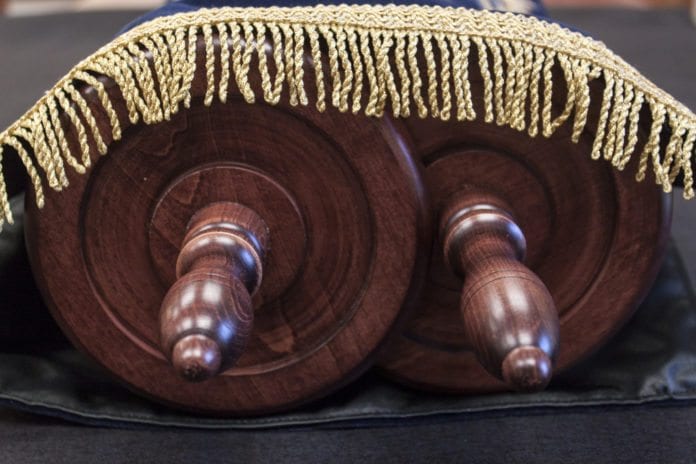 Torah To synagoger ble på under 24 timer angrepet i Iran. Blant annet skal Torarullene ha blitt ødelagt. (Illustrasjonsfoto: Amber Taber/Flickr)
