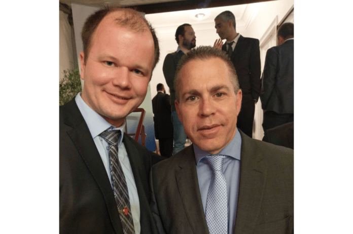 Conrad Myrland, daglig leder i MIFF, og Israels strategiminister Gilad Erdan i Brussel 7. desember 2017. (Foto: Privat) Conrad Myrland, daglig leder i MIFF, og Israels strategiminister Gilad Erdan i Brussel 7. desember 2017. (Foto: Privat)