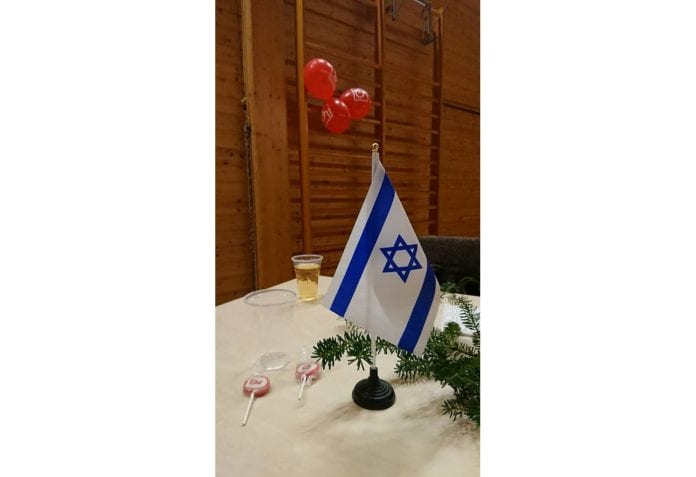 Det er ikke alle julebord i Fagforbundet og LO som er pyntet med israelske flagg. Men en Israel-venn satte ut dette på eget initiativ. (Foto: Privat) Det er ikke alle julebord i Fagforbundet og LO som er pyntet med israelske flagg. Men en Israel-venn satte ut dette på eget initiativ. (Foto: Privat)