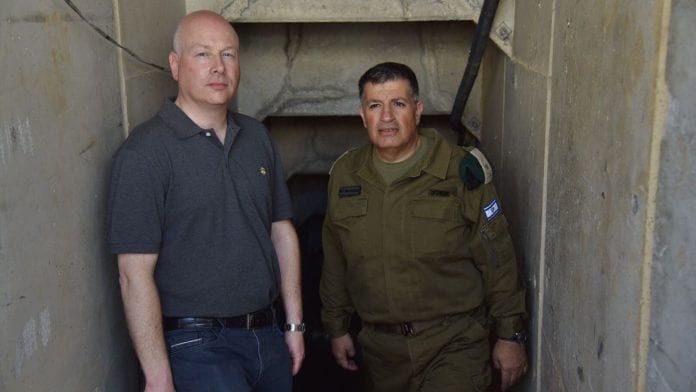 Greenblatt og Moderchai Jason Greenblatt (t.v.) og Yoav Mordechai inspiserer en av Hamas' mange terrortunneler. (Foto: COGAT Spokesperson's Office)