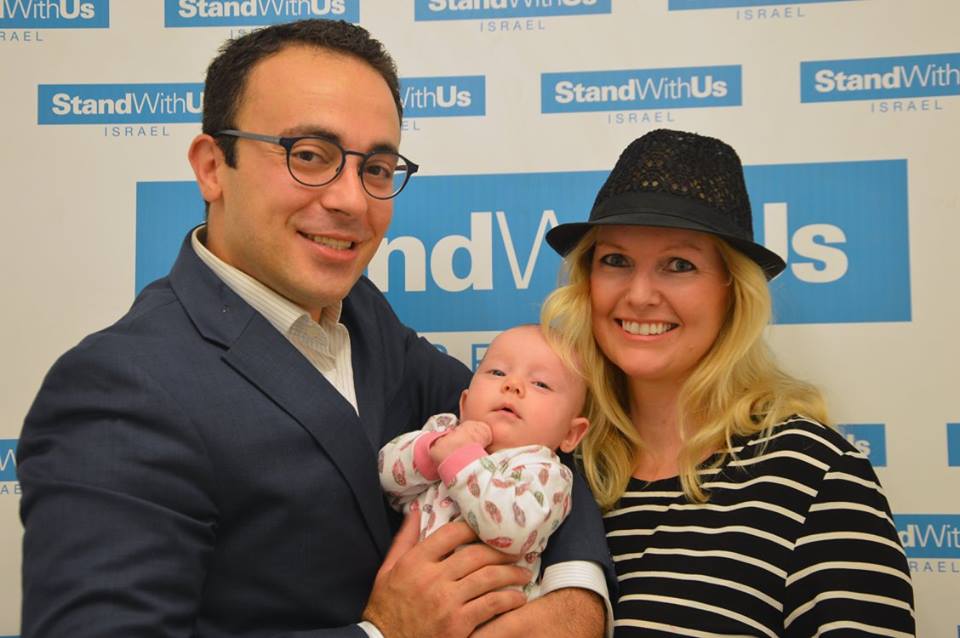 Mark Halawa, kona Linda Brunnel og datteren Atara. (Foto: StandWithUs)